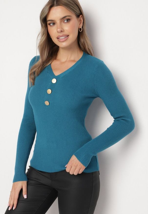 Born2be - Niebieski Sweter z Bawełną z Prążkowanego Materiału Ozdobiony Guzikami Zinfera. Okazja: na co dzień. Typ kołnierza: dekolt w serek. Kolor: niebieski. Materiał: materiał, prążkowany, bawełna. Wzór: aplikacja. Styl: casual, klasyczny