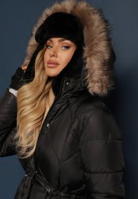 Renee - Czarna Długa Pikowana Kurtka w Stylu Parki z Troczkiem w Pasie i Sztucznym Futerkiem Abelasa. Okazja: na co dzień. Kolor: czarny. Materiał: futro. Długość: długie. Sezon: zima. Styl: klasyczny, casual, street #3