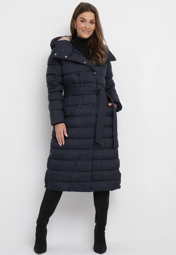 Born2be - Granatowa Kurtka Płaszcz Pikowany z Kapturem i Zapinanymi Kieszeniami Paxana. Typ kołnierza: kaptur. Kolor: niebieski. Materiał: materiał