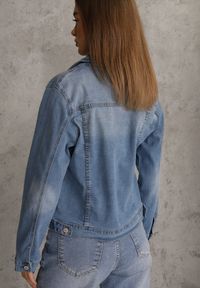 Renee - Jasnoniebieska Klasyczna Kurtka Jeansowa z Guzikami Ivonelle. Okazja: na randkę. Kolor: niebieski. Materiał: jeans. Styl: klasyczny #4