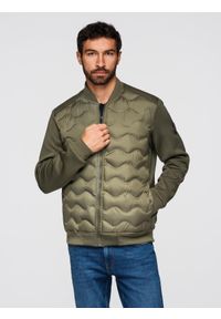 Ombre Clothing - Kurtka bomberka męska z pikowanym wzorem – ciemnooliwkowa V3 - Rozmiar: XXL. Typ kołnierza: kołnierzyk stójkowy. Kolor: oliwkowy. Materiał: poliester, syntetyk, materiał. Wzór: aplikacja, nadruk. Styl: sportowy, elegancki