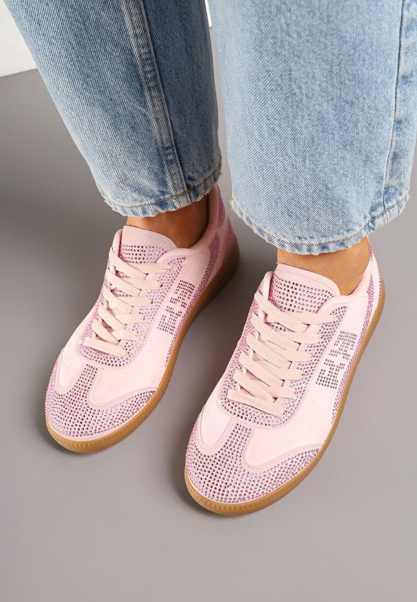 Renee - Różowe Sneakersy Tenisówki Ozdobione Cyrkoniami Amoiona. Okazja: na co dzień. Zapięcie: sznurówki. Kolor: różowy. Materiał: jeans. Wzór: aplikacja. Obcas: na płaskiej podeszwie