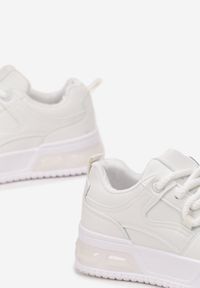 Renee - Białe Sneakersy na Platformie z Imitacji Skóry z Przeszyciami i Sznurowaniem Celende. Okazja: na co dzień. Kolor: biały. Materiał: skóra. Obcas: na platformie #4