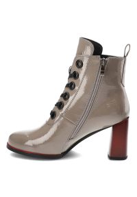 Szare Botki S.Barski Damskie Buty Na Obcasie Na Jesień. Okazja: na co dzień, na spotkanie biznesowe. Zapięcie: pasek. Kolor: szary. Materiał: skóra ekologiczna, lakier. Sezon: jesień. Obcas: na obcasie. Styl: casual, klasyczny, biznesowy. Wysokość obcasa: średni #8