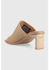 Calvin Klein klapki skórzane CURVED STILETTO MULE damskie kolor beżowy na słupku HW0HW01628. Kolor: beżowy. Materiał: skóra. Obcas: na słupku. Wysokość obcasa: średni #4