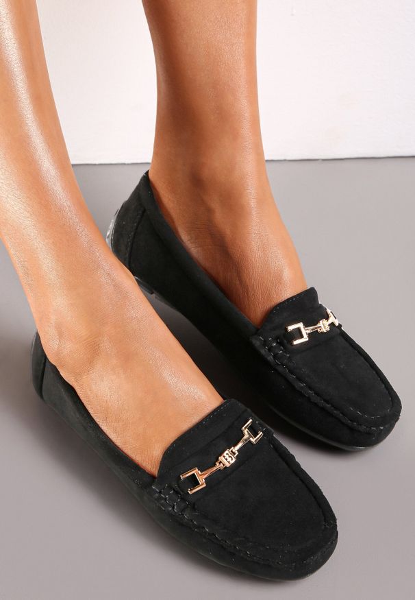 Born2be - Czarne Mokasyny z Imitacji Zamszu z Metalową Ozdobą Gelalline. Okazja: na spotkanie biznesowe. Kolor: czarny. Materiał: zamsz. Wzór: aplikacja. Obcas: na obcasie. Styl: elegancki, biznesowy. Wysokość obcasa: niski