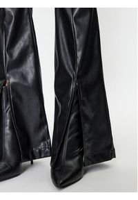 Silvian Heach Spodnie z imitacji skóry GPA23026PA Czarny Regular Fit. Kolor: czarny. Materiał: skóra