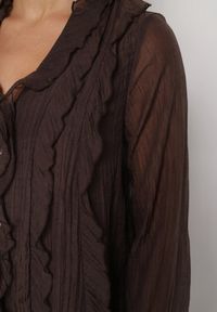 Born2be - Brązowa Bluzka Koszulowa z Dekoltem w Serek Zdobiona Falbankami Nailiphis. Okazja: na co dzień, do pracy, na spotkanie biznesowe. Typ kołnierza: dekolt w serek, kołnierz z falbankami. Kolor: brązowy. Materiał: jeans. Wzór: aplikacja. Styl: biznesowy, klasyczny, casual, elegancki #2