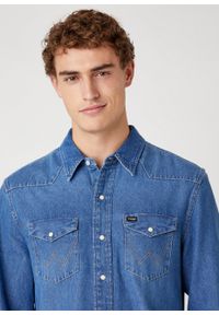 Wrangler - MĘSKA KOSZULA JEANSOWA WRANGLER 27MW 2YEAR W5MSLW922 112130247. Okazja: na co dzień, do pracy. Materiał: jeans. Długość rękawa: długi rękaw. Długość: długie. Styl: klasyczny, casual #5