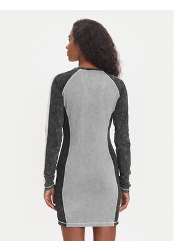 Guess Sukienka codzienna W5YK79 K1D80 Szary Regular Fit. Okazja: na co dzień. Kolor: szary. Materiał: bawełna. Typ sukienki: proste. Styl: casual