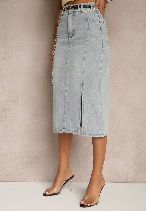 Renee - Jasnoniebieska Jeansowa Spódnica z Bawełny z Łańcuchem Lilurea. Okazja: na co dzień. Kolor: niebieski. Materiał: bawełna, jeans. Styl: klasyczny, casual, elegancki