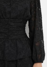 Born2be - Czarna Taliowana Sukienka Mini Koronkowa z Falbankami Ciluna. Typ kołnierza: kołnierz z falbankami. Kolor: czarny. Materiał: koronka. Długość: mini #5