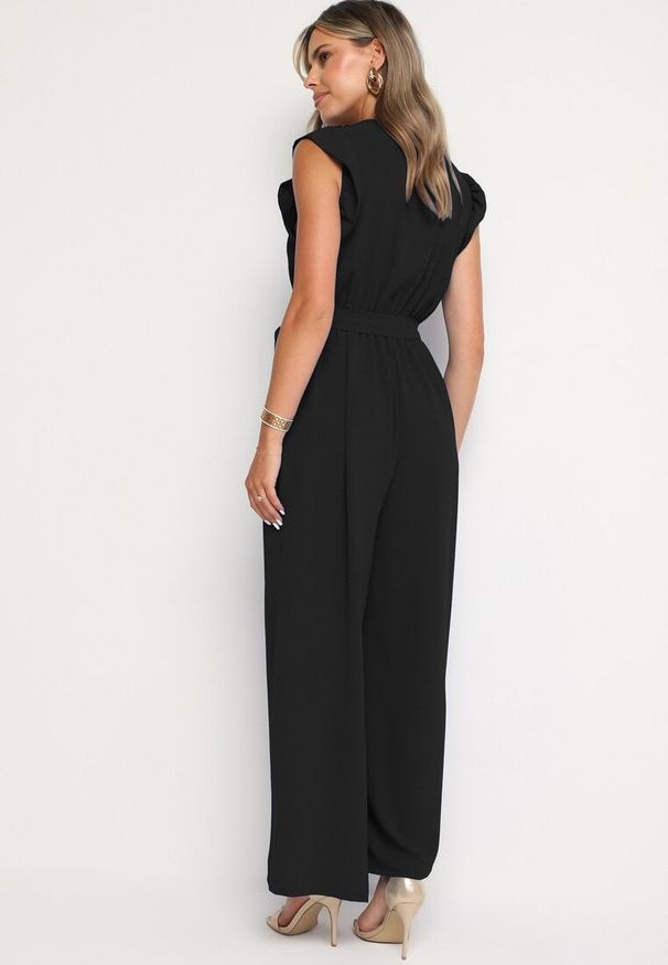 Born2be - Czarny Taliowany Kombinezon Koktajlowy z Paskiem w Talii i Falbanami przy Ramionach Vimarine. Okazja: na imprezę. Kolor: czarny. Materiał: jeans. Styl: wizytowy