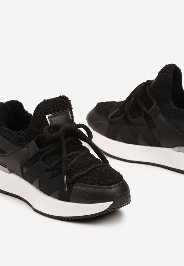 Renee - Czarne Sneakersy Zimowe z Futerkiem Barankiem na Niskiej Platformie Zinethia. Okazja: na co dzień, na spacer. Zapięcie: sznurówki. Kolor: czarny. Materiał: futro. Sezon: zima. Obcas: na platformie. Sport: turystyka piesza