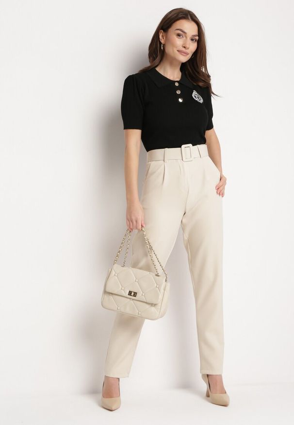 Born2be - Czarna Wiskozowa Bluzka Polo w Prążki z Guzikami Naszywką i Cyrkoniami Nattia. Typ kołnierza: polo. Kolor: czarny. Materiał: wiskoza. Wzór: prążki, aplikacja