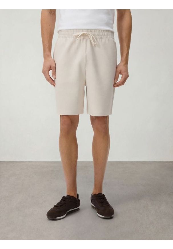Reserved - Dresowe szorty regular fit - beżowy. Kolor: beżowy. Materiał: dresówka