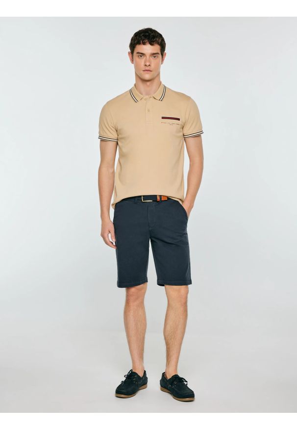 Big-Star - Koszulka męska polo z kontrastowym wykoŅczeniem beżowa Polos 801. Typ kołnierza: polo. Kolor: beżowy. Materiał: dzianina, skóra. Wzór: nadruk. Sezon: lato. Styl: elegancki