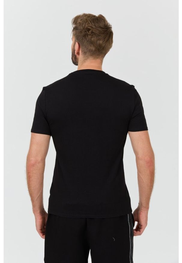 Guess - GUESS Czarny t-shirt z dużym logo Clsc Tri Logo. Kolor: czarny