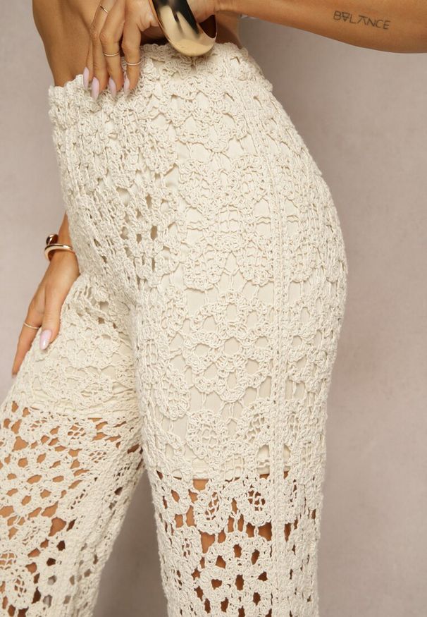 Renee - Beżowe Spodnie Flare High Waist z Ażurowej Tkaniny z Gumką w Talii Mepnira. Okazja: na co dzień. Stan: podwyższony. Kolor: beżowy. Materiał: tkanina. Wzór: ażurowy. Styl: casual, elegancki