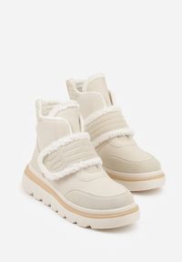 Renee - Beżowe Śniegowce Ozdobione Futerkiem i Przeszyciami Newelara. Okazja: na co dzień. Zapięcie: rzepy. Kolor: beżowy. Materiał: futro. Wzór: aplikacja. Styl: casual #2