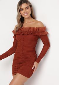 Born2be - Brązowa Dopasowana Sukienka Hiszpanka z Falbanką Turlia. Typ kołnierza: dekolt hiszpanka. Kolor: brązowy. Wzór: aplikacja #4