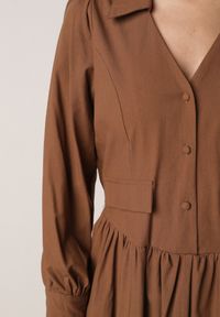 Born2be - Brązowa Bawełniano-Wiskozowa Sukienka Koszulowa z Imitacją Kieszeni Biriala. Okazja: na co dzień. Kolor: brązowy. Materiał: wiskoza, bawełna. Typ sukienki: koszulowe. Styl: casual, elegancki, klasyczny #6