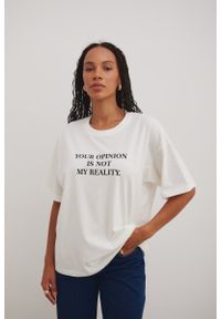 Marsala - Tshirt typu oversize z NADRUKIEM w kolorze ECRU - QUOTES OPINION-UNI. Materiał: elastan, bawełna. Wzór: nadruk. Styl: elegancki, klasyczny