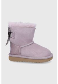 Ugg - UGG Śniegowce zamszowe dziecięce Mini Bailey Bow Glitz. Nosek buta: okrągły. Kolor: zielony. Materiał: zamsz. Szerokość cholewki: normalna