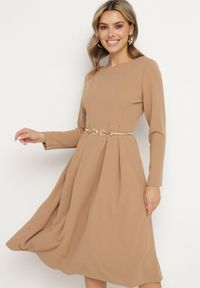 Born2be - Ciemnobeżowa Elegancka Sukienka Rozkloszowana Temarielis. Kolor: beżowy. Długość rękawa: długi rękaw. Typ sukienki: oversize, rozkloszowane. Styl: elegancki #3