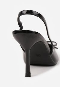 Born2be - Czarne Szpilki Lakierowane Vices z Odkrytą Piętą i Ozdobną Kokardą Valozi. Okazja: na co dzień. Zapięcie: sprzączka. Kolor: czarny. Materiał: lakier. Obcas: na szpilce. Styl: casual, klasyczny, elegancki. Wysokość obcasa: średni #9