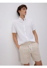Reserved - Szorty regular z lnem - beżowy. Kolor: beżowy. Materiał: len