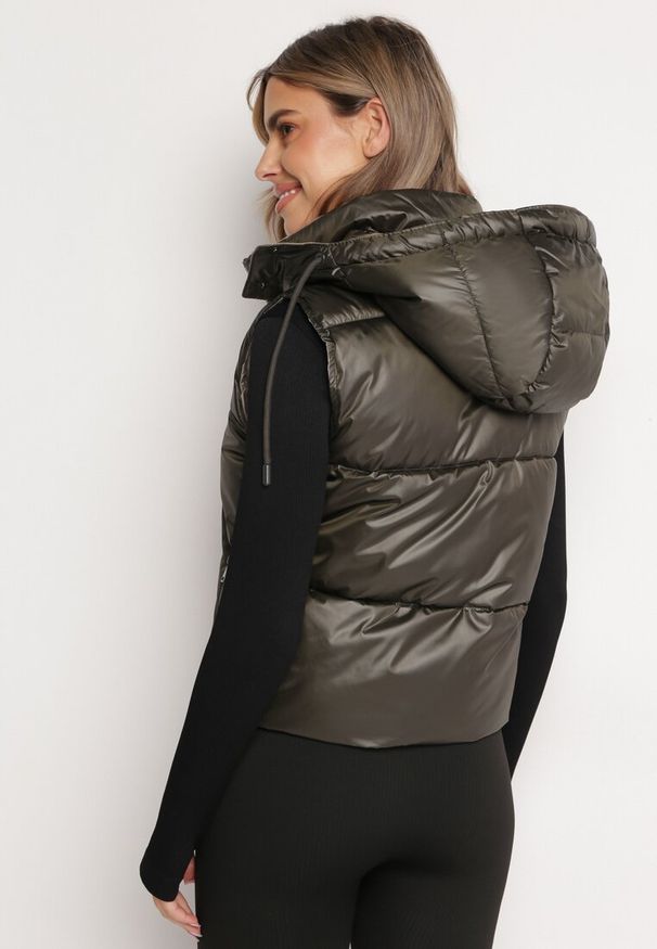 Born2be - Ciemnozielona Pikowana Kamizelka z Odpinanym Kapturem Winncea. Okazja: na co dzień. Kolor: zielony. Materiał: jeans. Styl: casual