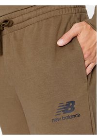 New Balance Spodnie dresowe Essentials Stacked Logo French Terry Sweatpant MP31539 Brązowy Regular Fit. Kolor: brązowy. Materiał: bawełna #3