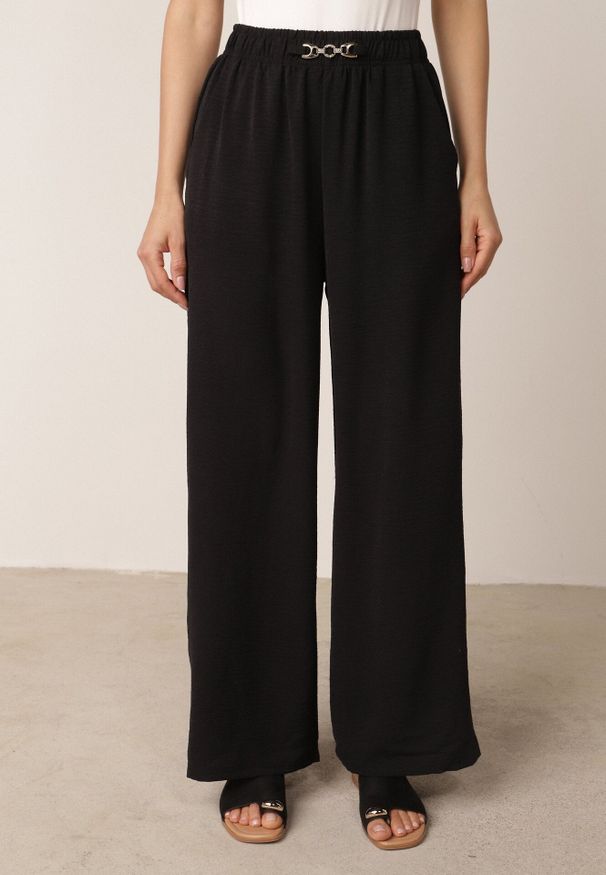 Born2be - Czarne Spodnie Casual o Szerokim Kroju z Wysokim Stanem i Aplikacją Hystoinne. Okazja: na co dzień. Stan: podwyższony. Kolekcja: plus size. Kolor: czarny. Długość: długie. Wzór: aplikacja. Styl: casual