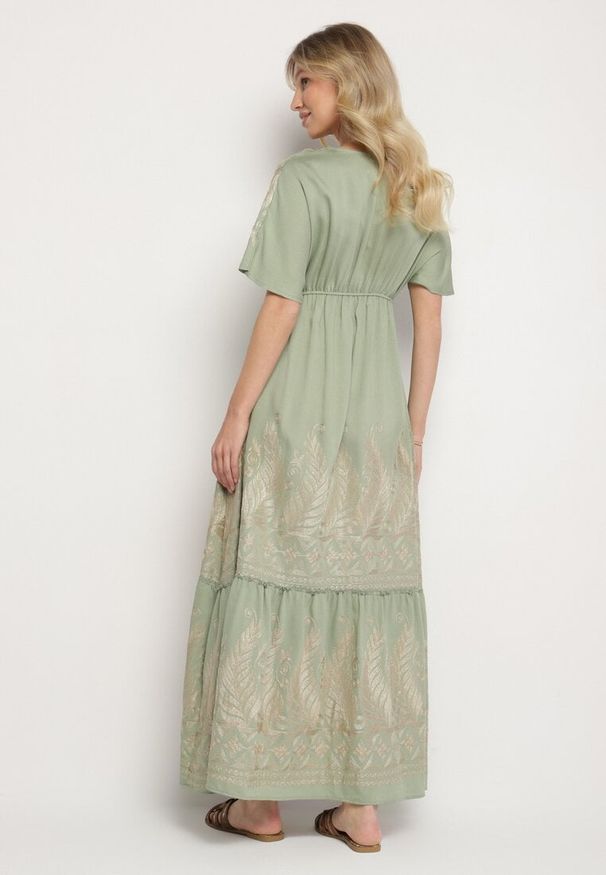 Born2be - Zielona Kopertowa Sukienka z Wiskozy Ozdobiona Frędzlami Redare. Okazja: na co dzień. Typ kołnierza: dekolt w serek. Kolor: zielony. Materiał: wiskoza. Wzór: aplikacja. Typ sukienki: kopertowe. Styl: boho, klasyczny, casual