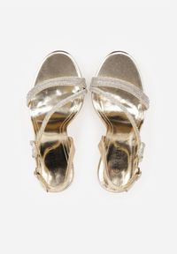 Renee - Złote Szpilki Sandały z Cyrkoniowymi i Transparentnymi Paskami Vikirissa. Okazja: na imprezę. Zapięcie: pasek. Kolor: złoty. Wzór: aplikacja, paski. Obcas: na szpilce. Styl: elegancki. Wysokość obcasa: średni #6