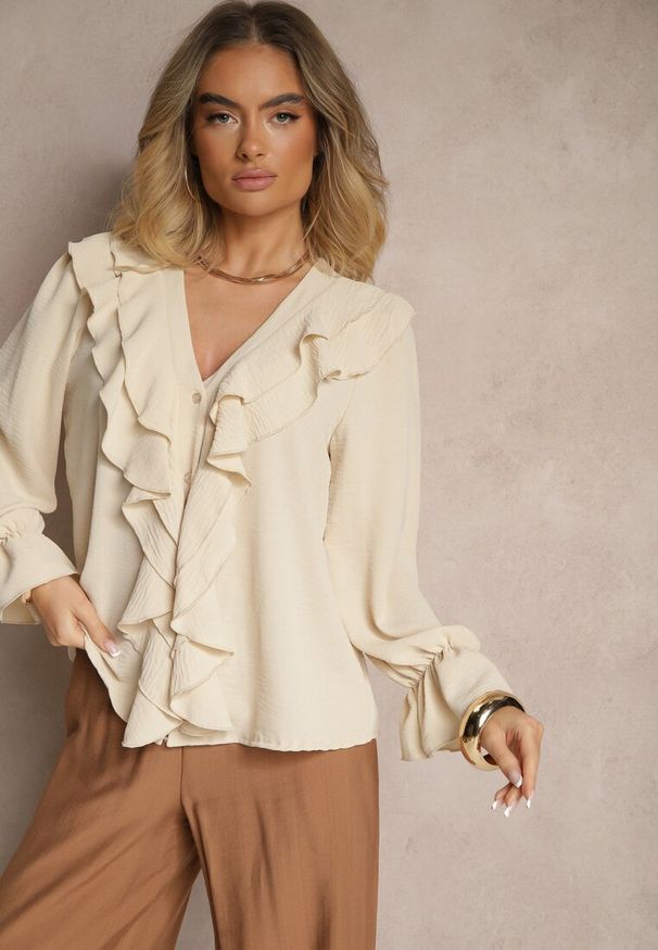 Renee - Jasnobeżowa Koszula z Falbankami Ravedia. Okazja: na co dzień, na imprezę. Typ kołnierza: kołnierz z falbankami. Kolor: beżowy. Styl: elegancki, casual