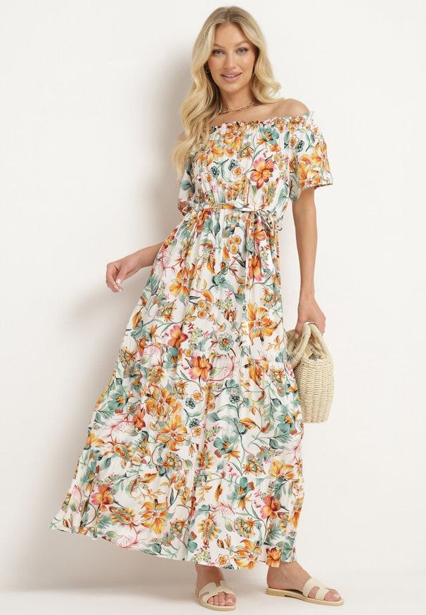 Born2be - Biało-Pomarańczowa Sukienka z Hiszpańskim Dekoltem z Wiązanym Paskiem w Kwiaty z Bawełny Rissanique. Okazja: na co dzień. Kolor: biały. Materiał: bawełna. Wzór: kwiaty. Sezon: lato. Typ sukienki: rozkloszowane. Styl: casual, elegancki