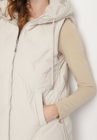 Born2be - Biała Casualowa Kamizelka z Kapturem i Pikowanymi Przeszyciami Caletta. Okazja: na co dzień. Typ kołnierza: kaptur. Kolor: biały. Materiał: jeans. Styl: casual #4