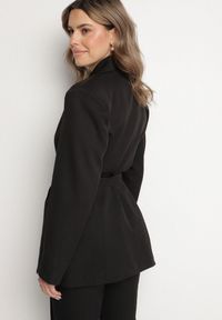 Born2be - Czarna Jednorzędowa Marynarka z Paskiem i Usztywnionymi Ramionami Diomella. Okazja: na co dzień. Kolor: czarny. Materiał: jeans. Styl: elegancki, casual #3