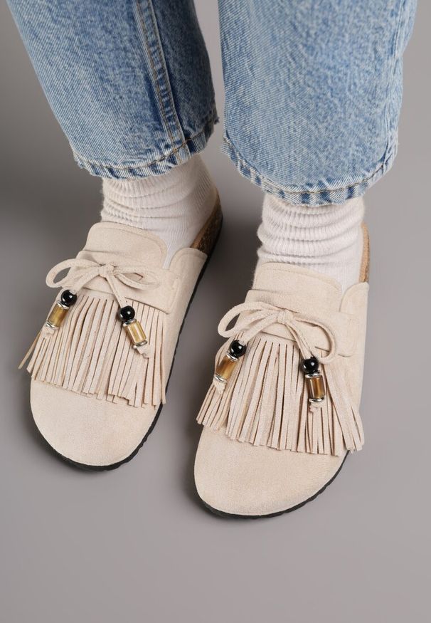 Born2be - Beżowe Klapki Mule z Imitacji Zamszu Zdobione Koralikami i Frędzlami Elwedena. Kolor: beżowy. Materiał: zamsz. Wzór: aplikacja. Styl: klasyczny, elegancki, boho