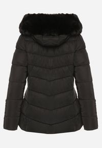 Born2be - Czarna Taliowana Kurtka z Pikowanymi Przeszyciami i Kapturem z Futerkiem Olennea. Okazja: na co dzień, do pracy, na spotkanie biznesowe. Kolor: czarny. Materiał: futro. Styl: biznesowy, klasyczny, casual #5