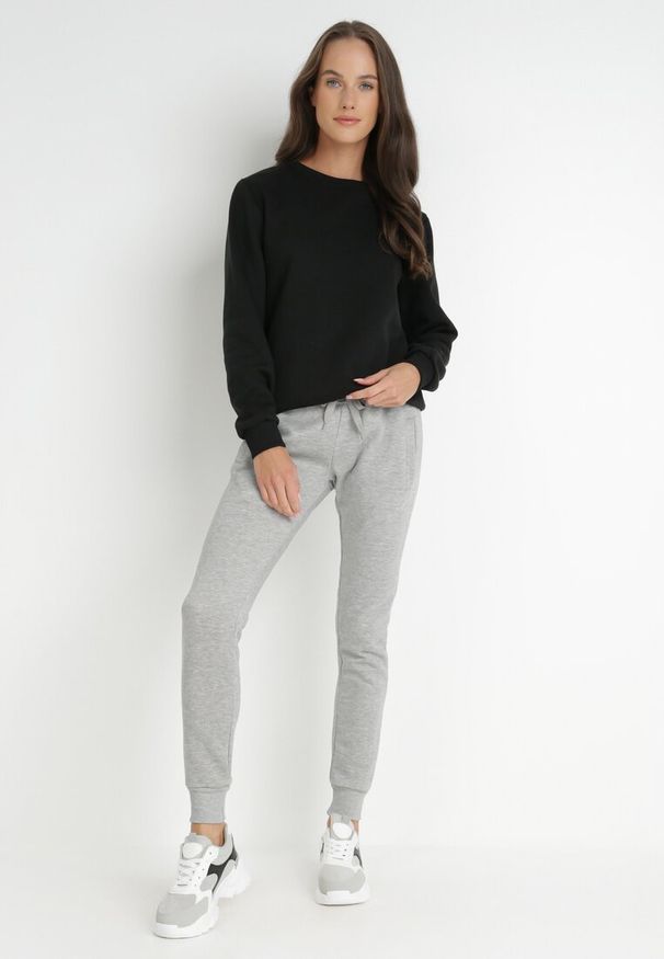 Born2be - Czarna Bluza Sotear. Okazja: na co dzień. Kolor: czarny. Materiał: welur, futro, materiał, polar, prążkowany, dzianina, jeans. Długość rękawa: długi rękaw. Długość: długie. Wzór: gładki, jednolity. Sezon: zima, jesień. Styl: casual, klasyczny