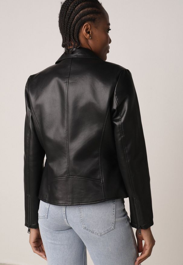 Born2be - Czarna Kurtka Ramoneska o Taliowanym Kroju z Suwakami przy Rękawach Harirra. Okazja: na co dzień. Kolor: czarny. Materiał: jeans, skóra, poliester. Styl: casual, klasyczny, elegancki