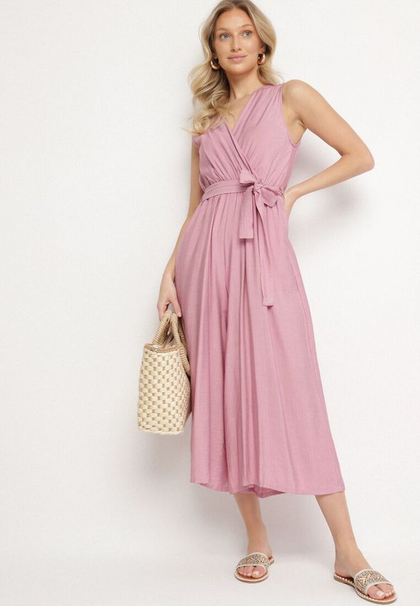 Born2be - Fioletowy Taliowany Kombinezon z Wiskozą i Paskiem Evithrae. Okazja: na co dzień. Kolor: fioletowy. Materiał: wiskoza. Styl: elegancki, wizytowy, klasyczny, casual