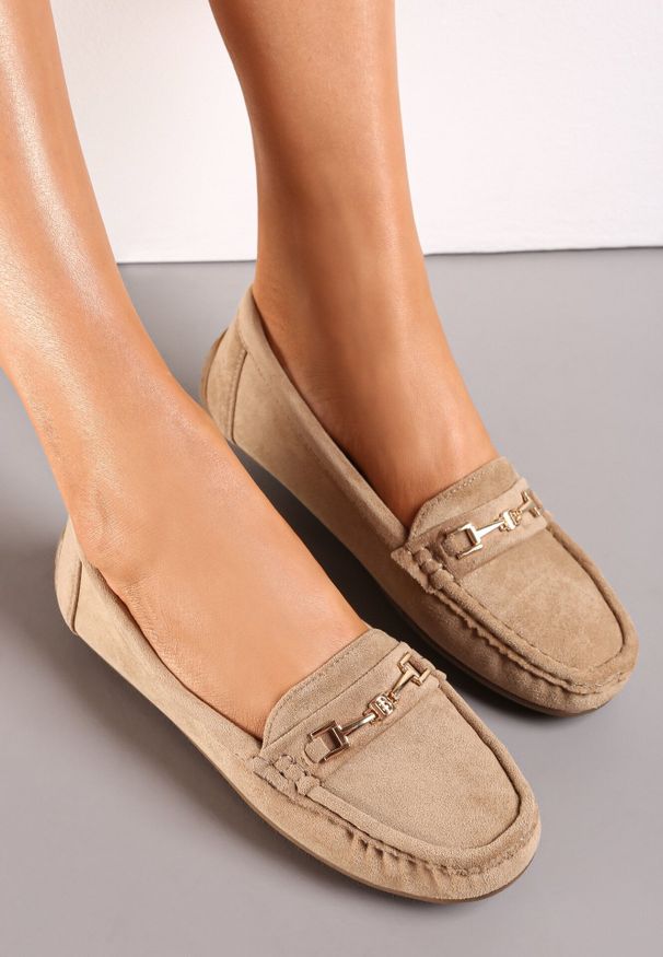 Born2be - Ciemnobeżowe Mokasyny z Imitacji Zamszu z Metalową Ozdobą Gelalline. Okazja: na spotkanie biznesowe. Kolor: beżowy. Materiał: zamsz. Wzór: aplikacja. Obcas: na obcasie. Styl: elegancki, biznesowy. Wysokość obcasa: niski