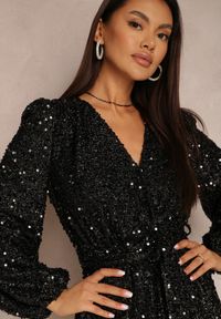 Renee - Czarna Sukienka Cekinowa z Kopertowym Dekoltem Voodek. Typ kołnierza: dekolt kopertowy. Kolor: czarny. Materiał: jeans. Typ sukienki: kopertowe. Styl: elegancki