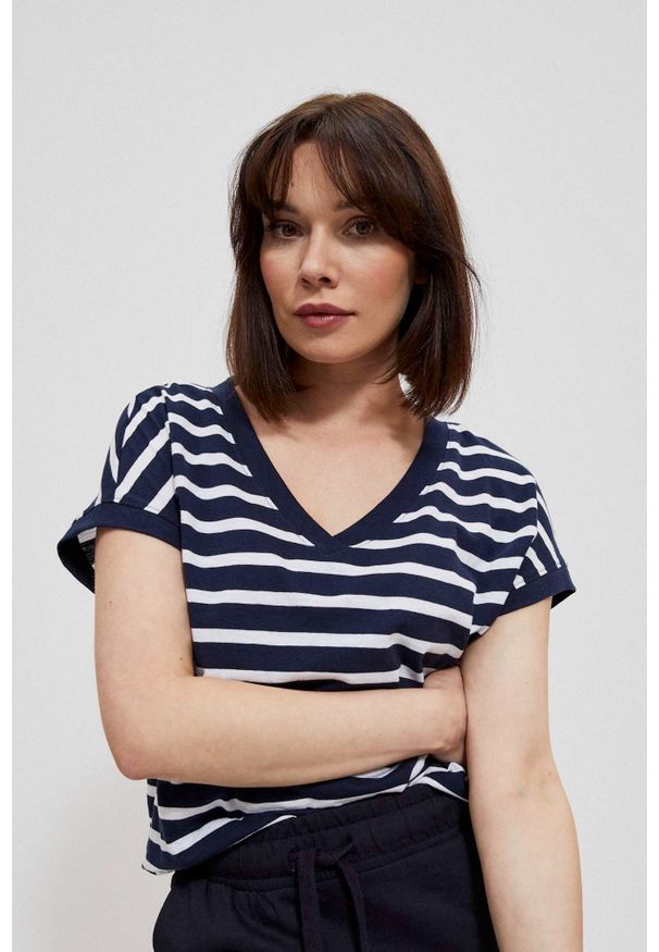 MOODO - Bawełniana bluzka w paski granatowa. Typ kołnierza: dekolt w serek. Kolor: niebieski. Materiał: bawełna. Wzór: paski