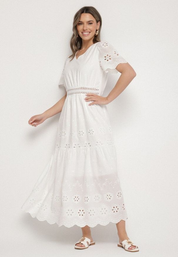 Born2be - Biała Bawełniana Sukienka Boho o Rozkloszowanym Kroju Zdobiona Haftem Efrissea. Okazja: na imprezę. Typ kołnierza: dekolt w serek. Kolor: biały. Materiał: bawełna. Długość rękawa: krótki rękaw. Wzór: haft, aplikacja. Sezon: lato. Styl: boho