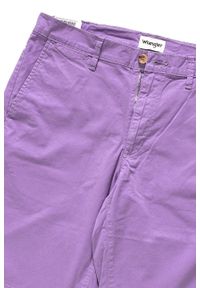 Wrangler - SPODENKI WRANGLER CHINO SHORT ORCHID PURPLE W14AMM25S. Materiał: materiał. Wzór: jednolity